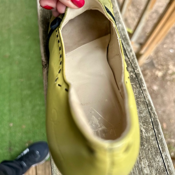 Fantastic lime green Fluevogs! Heart heels, mules, loafer style w/ black bow - Picture 7 of 11